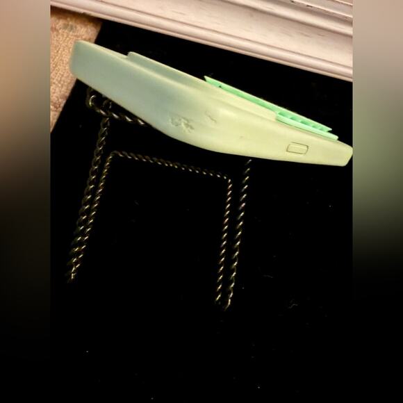 elago sage green silicone liquid w Octobuddy Suction cup mount iphone 15 pro - Picture 10 of 10